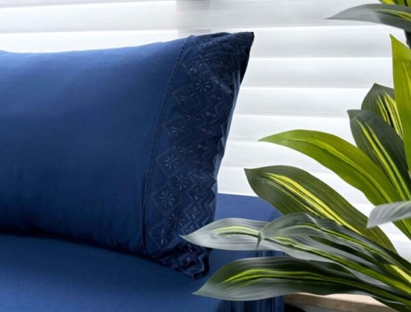 SET DE SÁBANAS 4 PCS COLOR ENTERO CON BORDADO INGLÉS (CAJAX48UND)