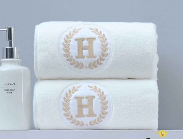 TOALLA DE MICROFIBRA BLANCA HOTELERA 70 X 140 CM. (FARDOX180UND)