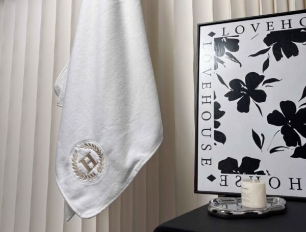 TOALLA DE MICROFIBRA BLANCA HOTELERA 70 X 140 CM. (FARDOX180UND)